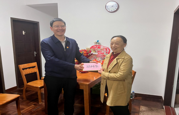 （信息稿）情系老黨員 關懷暖人心——市委編辦春節前夕組織到“一對一”掛點聯系社區開展走訪慰問活動220.png