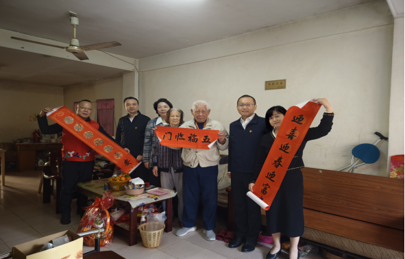 （信息稿）情系老黨員 關懷暖人心——市委編辦春節前夕組織到“一對一”掛點聯系社區開展走訪慰問活動389.png